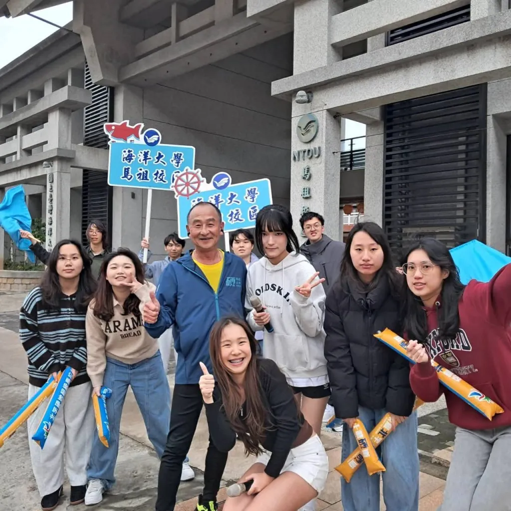 北竿硬地馬拉松亮點 海大馬祖校區帥哥與辣妹學生活潑加入啦啦隊為跑者助興